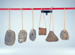 Gewichten gebruikt om verticale kettingdraden strak te houden op staande weefgetouwen, IJzertijd
